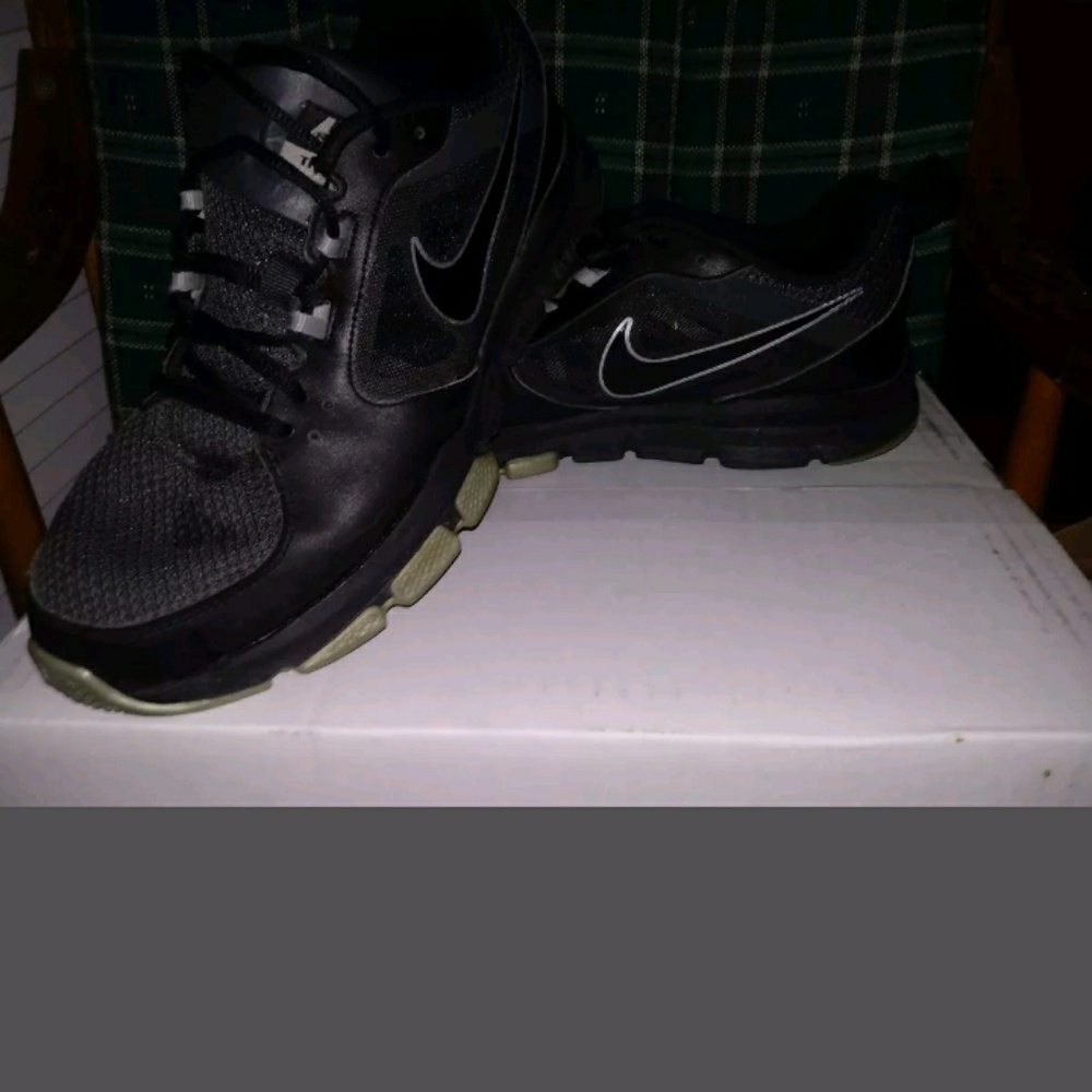 Nike Air Men's cross trainers shoes size 9